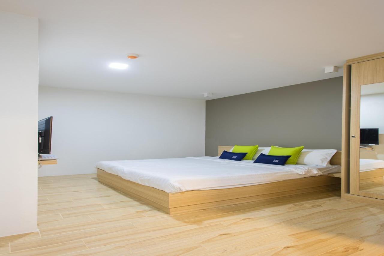 Zayn Express & Suites Bangkok Bagian luar foto